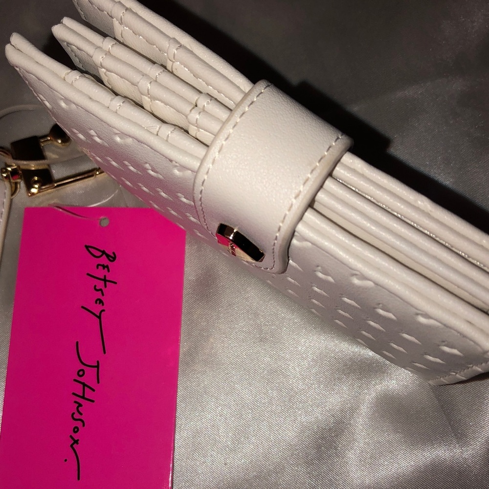 Betsey Johnson XOLEAH White Card Case Wallet Embossed Heart Pattern + Strap NWT - Picture 14 of 16